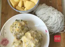 Illustration of how to make pork ribs braised with sauerkraut as a staple food (fried steamed buns) 2