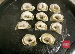 Illustration of how to make pan-fried wontons 6