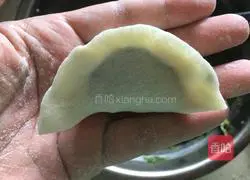 Illustration of how to make coriander stuffed dumplings 9