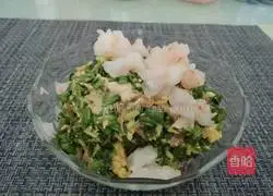 Illustration of how to make shrimp, leek and egg dumpling stuffing 16