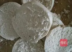 Illustration of how to make fried steamed bun slices 1