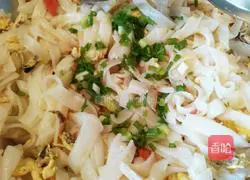 Illustration of how to make fried rice noodles with seafood, eggs and tomatoes 7