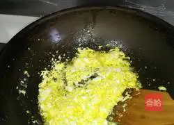 Illustration of how to make butter and egg fried rice 3