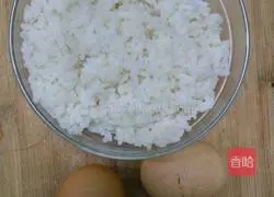Illustration of how to make rice cooker egg fried rice 1