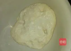 Illustration of how to make leek and fungus dumplings 1