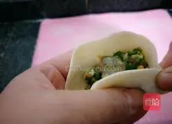 Illustration of how to make leek and shrimp dumplings 19