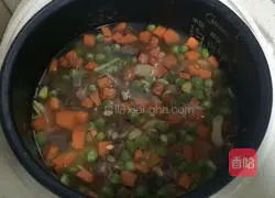 Illustration of how to make vegetable and meat braised rice 1