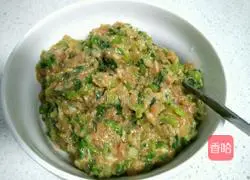 Illustration of how to make celery and fresh meat dumplings 9