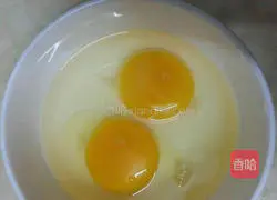 Illustration of how to fry the steamed bun slices with egg liquid 2