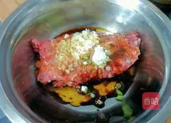 Illustration of how to make beef and vegetable buns 6