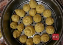 Illustration of how to make pumpkin rose steamed buns 3