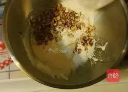 Illustration of how to make egg white walnut shortbread 5