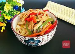 Illustration of how to make cold shredded chicken noodles 10