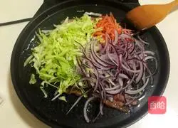 Illustration of how to make black pepper fat beef rice in electric baking pan 5