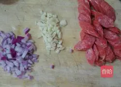 Illustration of how to make sausage and egg fried rice 1