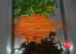 Illustration of how to make fried noodles with shredded pork 2