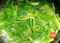 Illustration of how to make wonton stuffing with vegetables and fresh meat 8