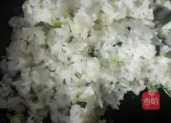 Illustration of how to make green onion and egg fried rice 8