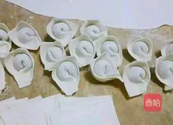 Illustration of how to make butt-protruding wontons 2