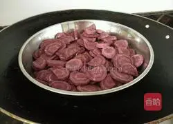 Illustration of how to make egg cake and purple potato stuffed rice with meat filling 6