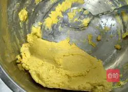 Illustration of how to make pumpkin pie with bean paste filling 3