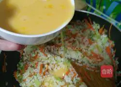 Illustration of how to make egg fried rice 8