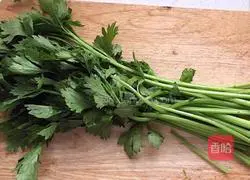 The fresh shrimp is fragrant Illustration of how to make celery wontons 2