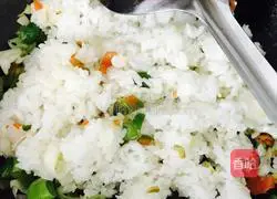 Xinjiang style pineapple and egg fried rice recipe illustration 9