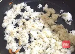 Pineapple Sakura Shrimp Fried Rice Recipe Illustration 4