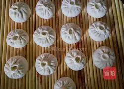 Illustration of how to make pork and green onion stuffed buns 16