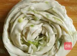 Illustration of how to make hand-shredded scallion pancakes 8