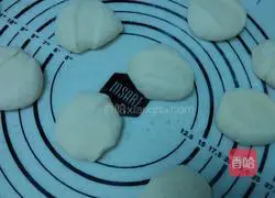 Illustration of how to make steamed buns with vegetarian stuffing 8