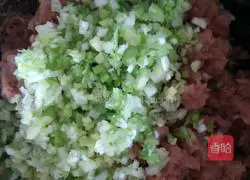 Illustration of how to make cucumber meat dumplings 2