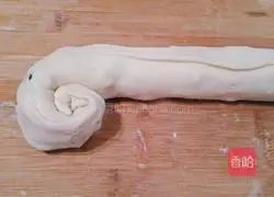 Illustration of how to make crispy scallion pancakes 14