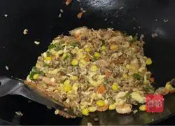 Illustration of how to make shrimp and egg fried rice 11