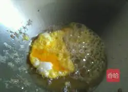 Illustration of how to make tomato and egg fried rice 3