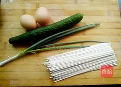 Illustration of how to make cucumber noodles 1