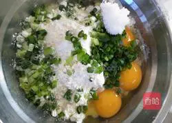 Illustration of how to make love lean meat egg pancake 3