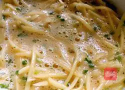 Illustration of how to make fried potato shredded egg pancake 2