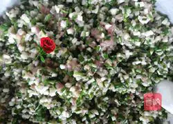 Illustration of how to make Shage, leek and pork dumplings 5