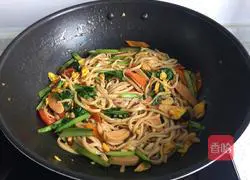 Illustration of how to make ham and vegetable fried noodles 7