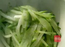 Illustration of how to make white radish vegetarian dumpling stuffing 3