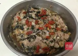 Illustration of how to make steamed meatloaf with dried vegetables 6