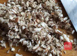 Illustration of how to make bacon, mushroom and tofu dumplings 4