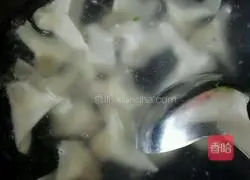 Illustration of how to make small wontons in clear soup 4