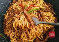 Illustration of how to make garlic beef fillet fried noodles 7