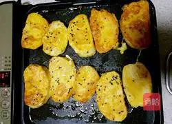 Illustration of how to make golden steamed bun slices (electric baking pan version) 8