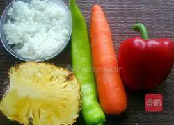 Illustration of how to make pineapple fried rice 1