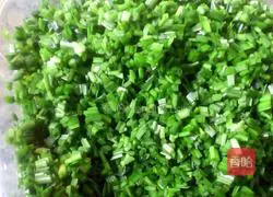 Illustration of how to make pork and leek dumplings 4