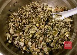 Illustration of how to make steamed buns with pickles and spring bamboo shoots 4